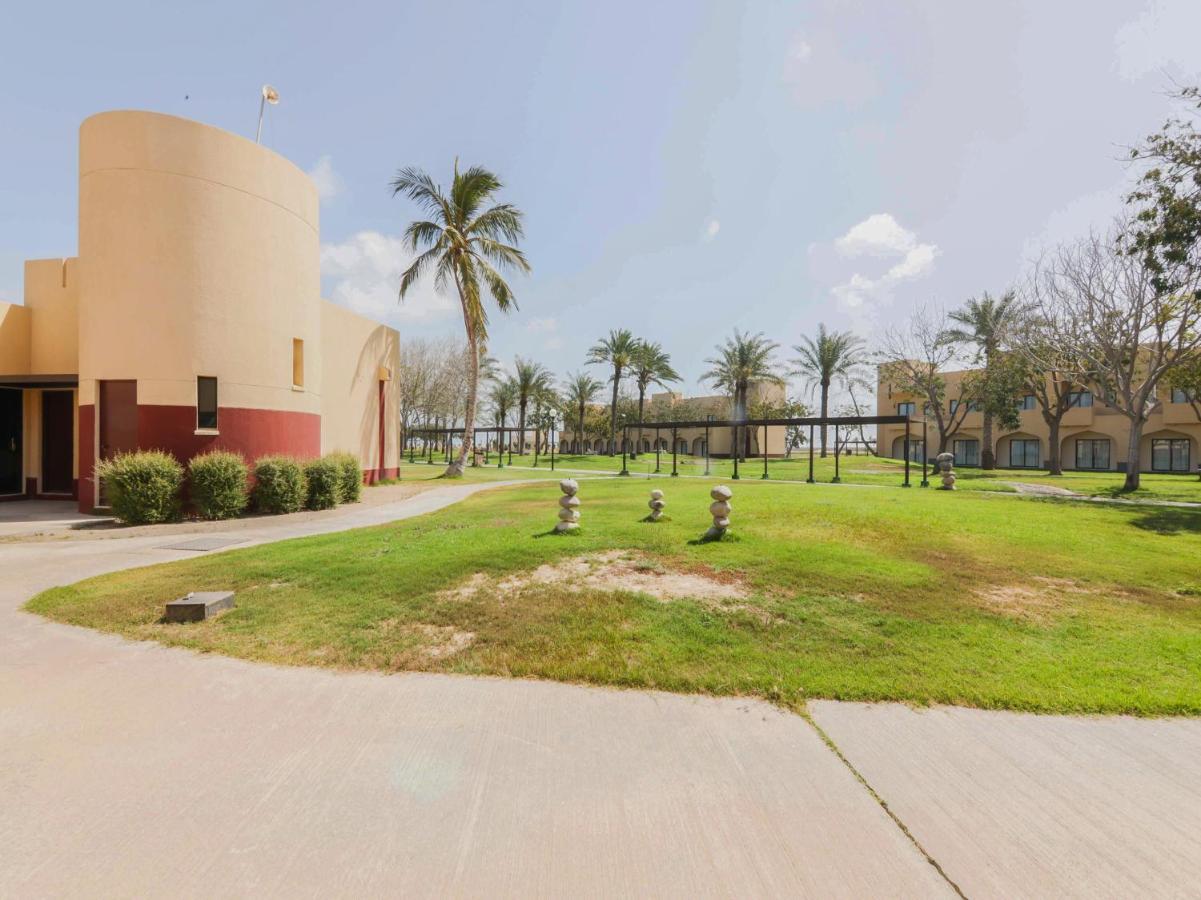 בארקה Capital O133 Al Sawadi Beach Resort & Spa מראה חיצוני תמונה